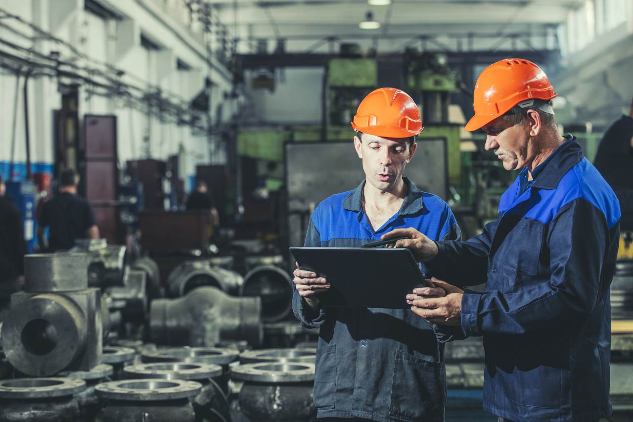 HERO Image_Supervisors at Plant supervisors discussing over tablet